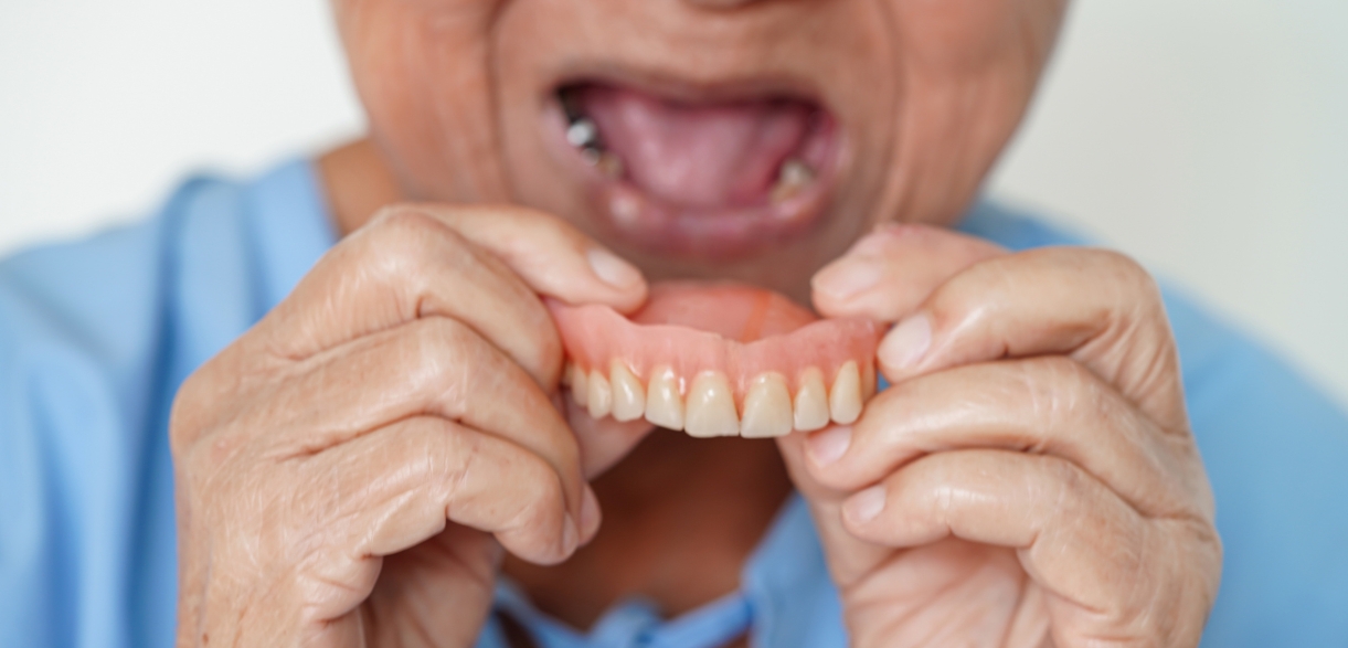 how to eat with dentures